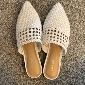Pointed toe, white woven mule